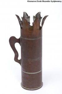 Töltényhüvely váza; Vase aus Geschosshülse;